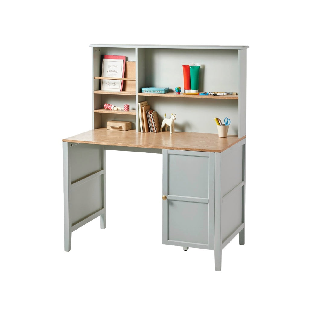 Escritorio de oficina con estantería y armario lateral