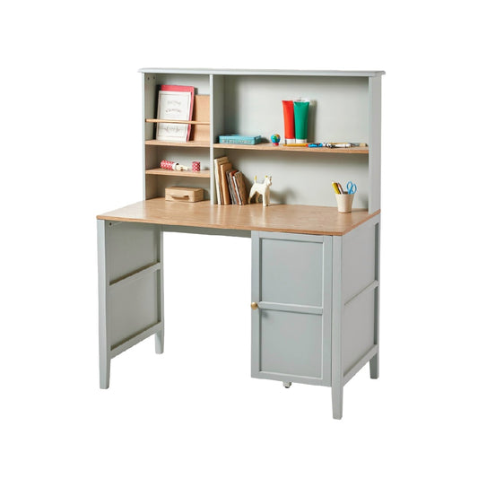 Escritorio de oficina con estantería y armario lateral